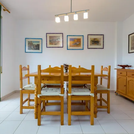 Luminoso Con Jardin, Piscina Comunitaria Y Cerca De La Playa En Llanca. - Es-228-41 Apartamento